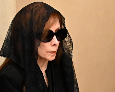 Fairouz bids farewell to her son, Hali Rahbani, in a solemn funeral attended by celebrities