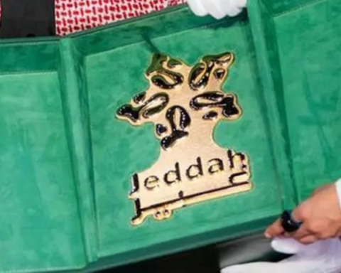 شعار موسم جدة يدخل غينيس كأثقل درع ذهبي في العالم