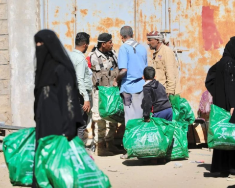 مركز الملك سلمان يوزع مساعدات غذائية وكسوة شتوية في 3 دول