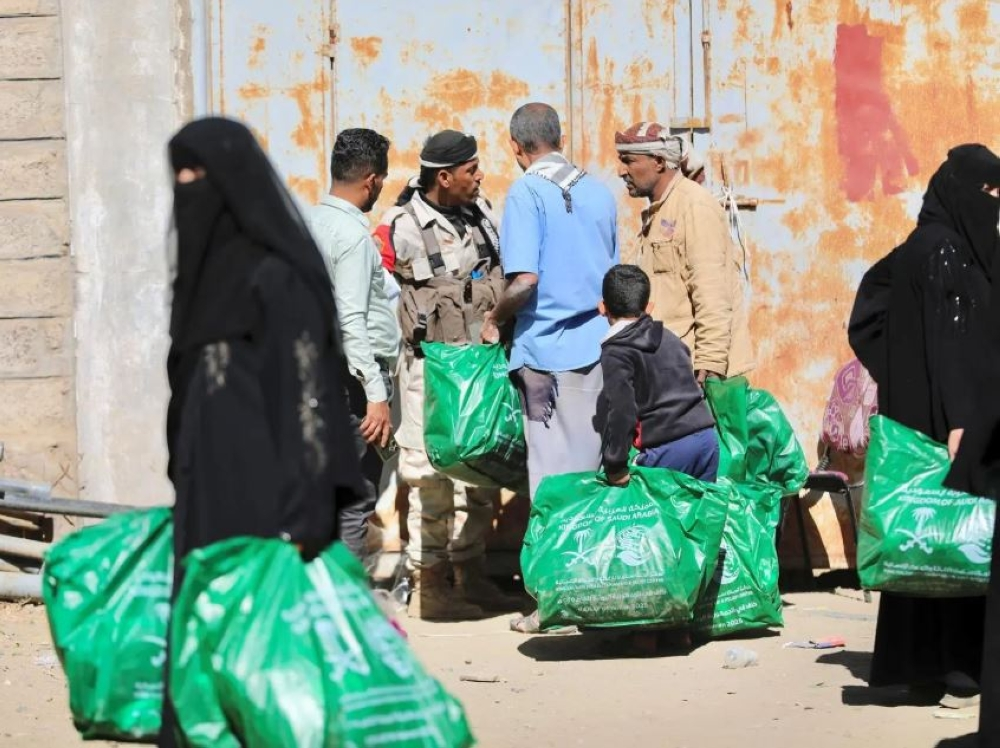 مركز الملك سلمان يوزع مساعدات غذائية وكسوة شتوية في 3 دول