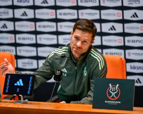 ألونسو يتحدى برشلونة قبل نهائي السوبر الإسباني