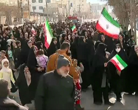 إيران تهدد بضرب إسرائيل والقواعد الأمريكية وتصعيد الاحتجاجات