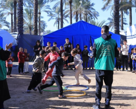 السعودية تغيث أطفال غزة بملابس شتوية وفعاليات ترفيهية