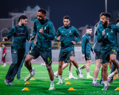 دونيس يعيد ماجد كنبه لتشكيل الخليج أمام الاتفاق في دوري روشن