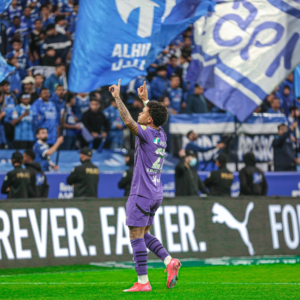 Sporting Lisbon are negotiating with Al-Hilal to sign Caio Cesar, facing competition from a Brazilian club