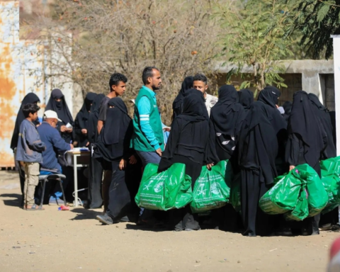 مركز الملك سلمان يوزع قسائم كسوة الشتاء في تعز اليمنية