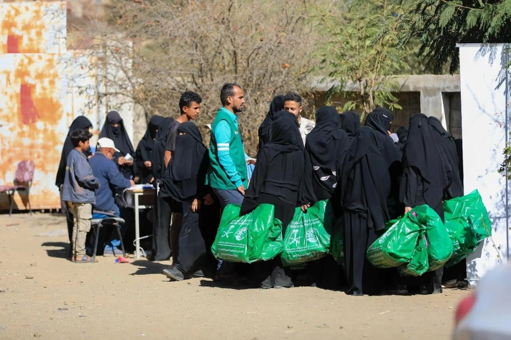 مركز الملك سلمان يوزع قسائم كسوة الشتاء في تعز اليمنية