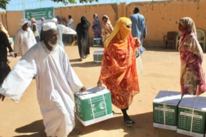 مركز الملك سلمان يوزع سلالاً غذائية في بربر بالسودان