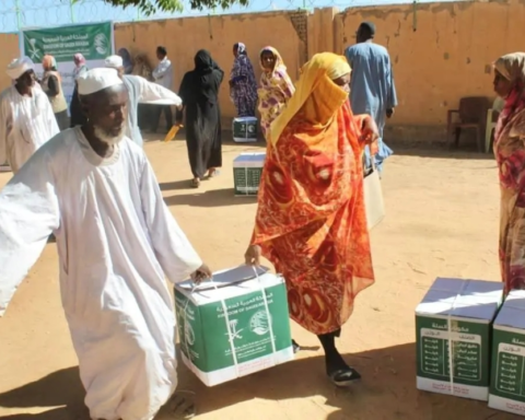 مركز الملك سلمان يوزع سلالاً غذائية في بربر بالسودان
