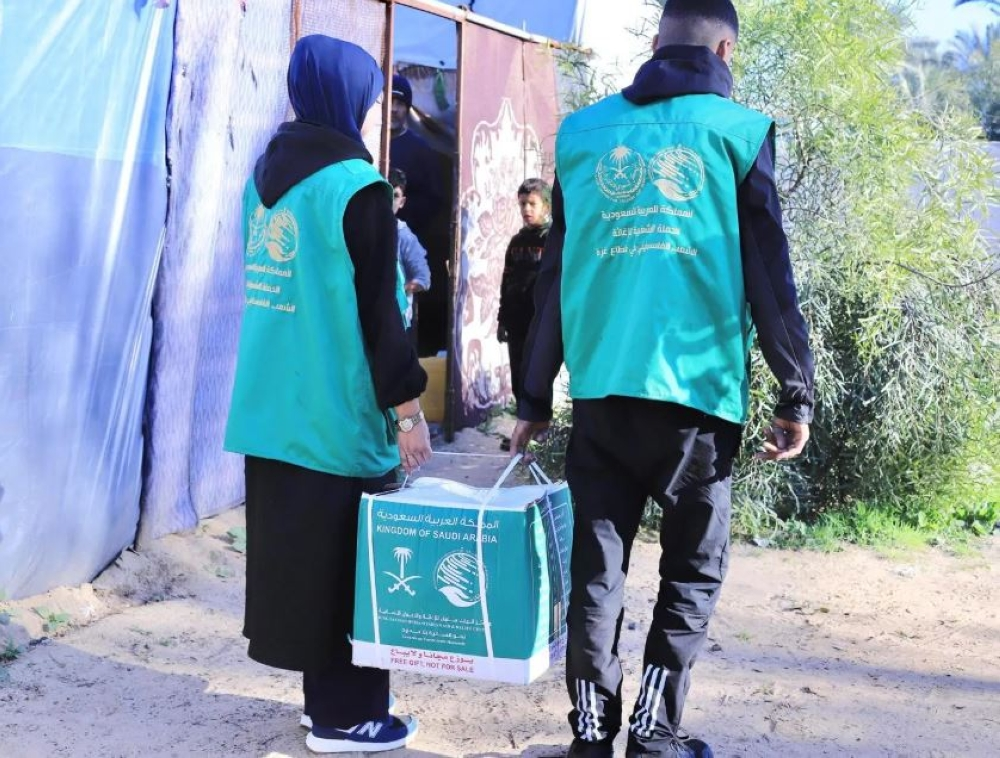 مركز الملك سلمان يوزع سلالاً غذائية للنازحين في غزة