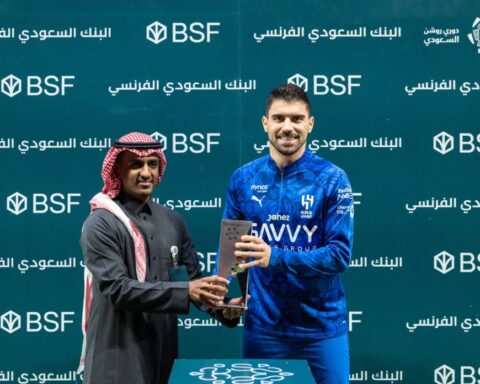 روبن نيفيز يتسلم جائزة أفضل هدف قبل ديربي الهلال والنصر