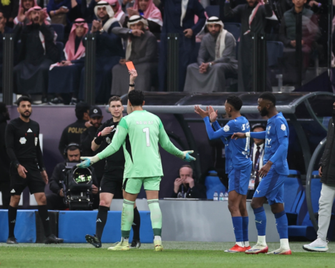 طرد نواف العقيدي في ديربي الهلال والنصر وتدخل إنزاغي
