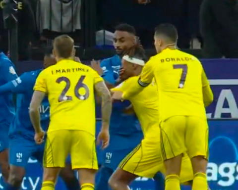 تحليل تحكيمي لمباراة الهلال والنصر: هل استحق الحربي الطرد؟