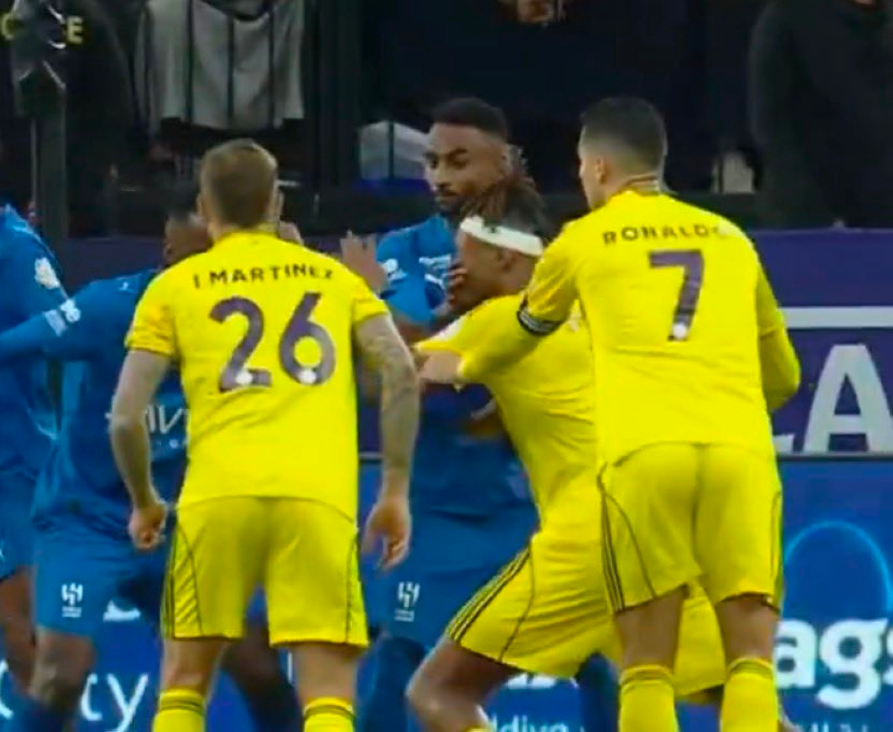 تحليل تحكيمي لمباراة الهلال والنصر: هل استحق الحربي الطرد؟