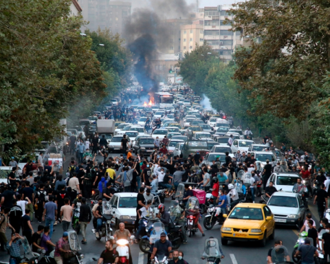 واشنطن تدعو رعاياها لمغادرة إيران وترامب يدرس الخيارات العسكرية