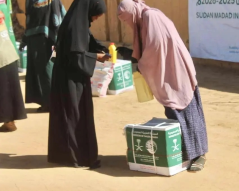 مركز الملك سلمان يوزع 1400 سلة غذائية في بربر السودانية