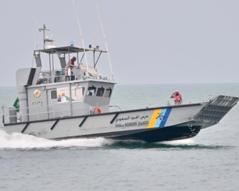 حرس الحدود بجازان ينقذ مواطناً من الغرق في بيش