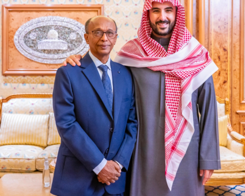 The Minister of Defense thanks the director of the port of Mukalla for his heroic role