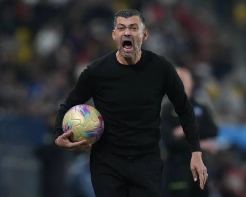 غضب لاعبي الاتحاد وكونسيساو ضد الحكم بعد تعادل ضمك