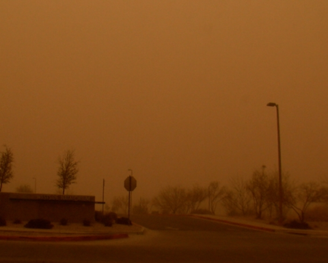 إنذار أحمر: عواصف ترابية تضرب الشمالية والجوف وضباب بالشرقية