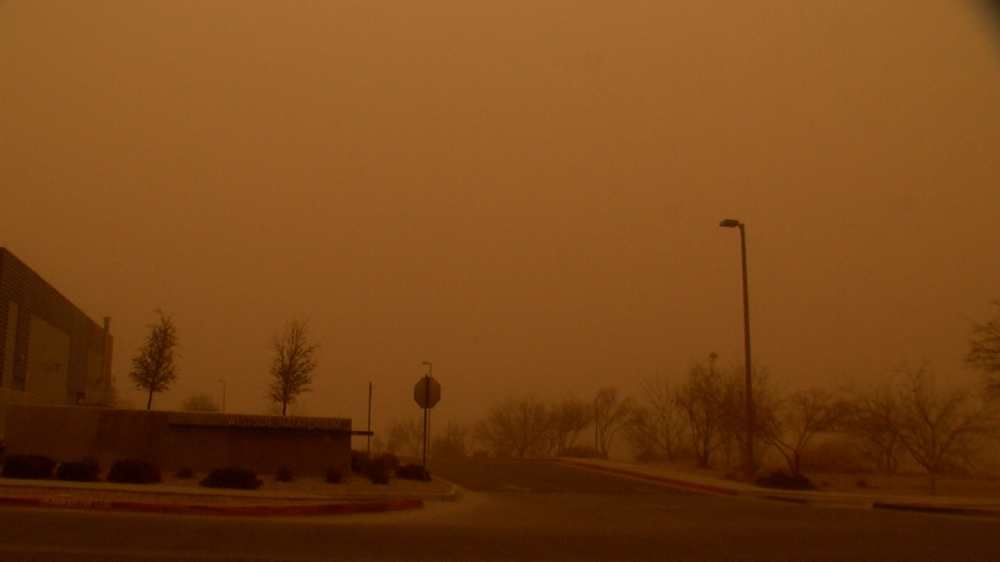 إنذار أحمر: عواصف ترابية تضرب الشمالية والجوف وضباب بالشرقية