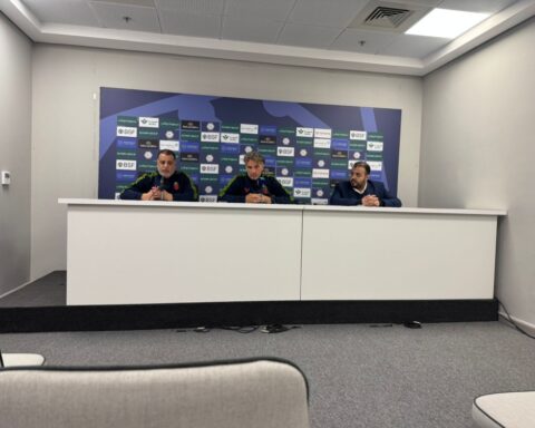 كارينيو يوضح أسباب خسارة الرياض أمام الفتح وموقف الصفقات