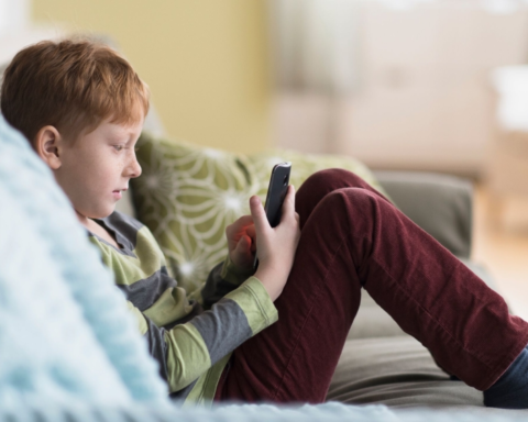 فرنسا تدرس حظر التواصل الاجتماعي للأطفال: تقرير يكشف المخاطر