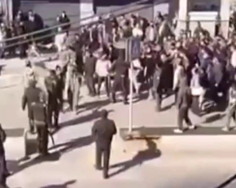 ترامب يدعم متظاهري إيران: عقوبات جديدة وتلويح بالخيار العسكري