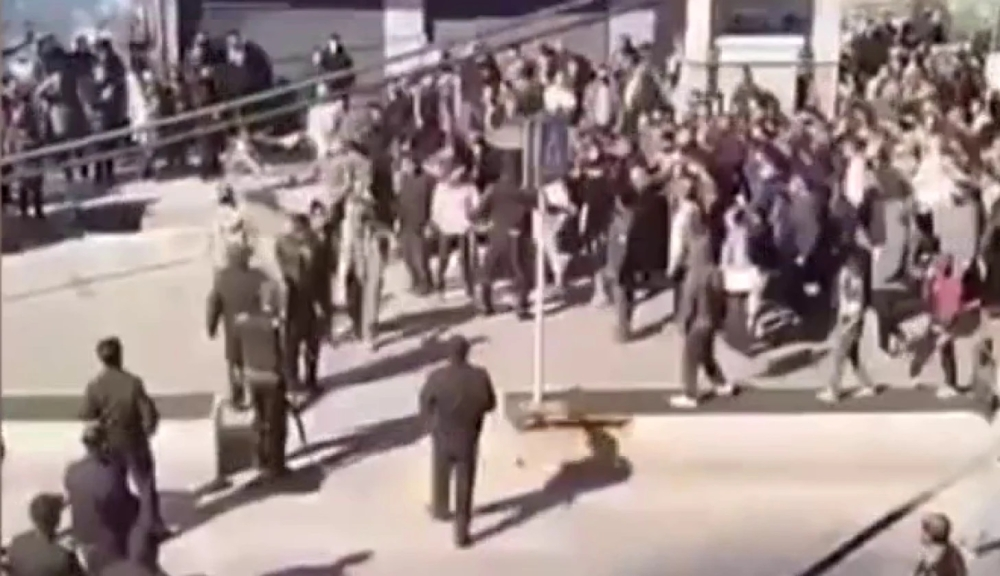 ترامب يدعم متظاهري إيران: عقوبات جديدة وتلويح بالخيار العسكري