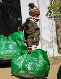 King Salman Center distributes winter clothing in Taiz as part of the Kanf project