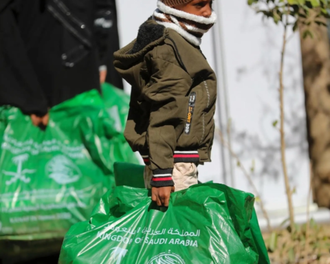 مركز الملك سلمان يوزع كسوة الشتاء في تعز ضمن مشروع كنف