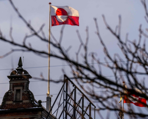 ماكرون يحذر من انتهاك سيادة غرينلاند: عواقب غير مسبوقة