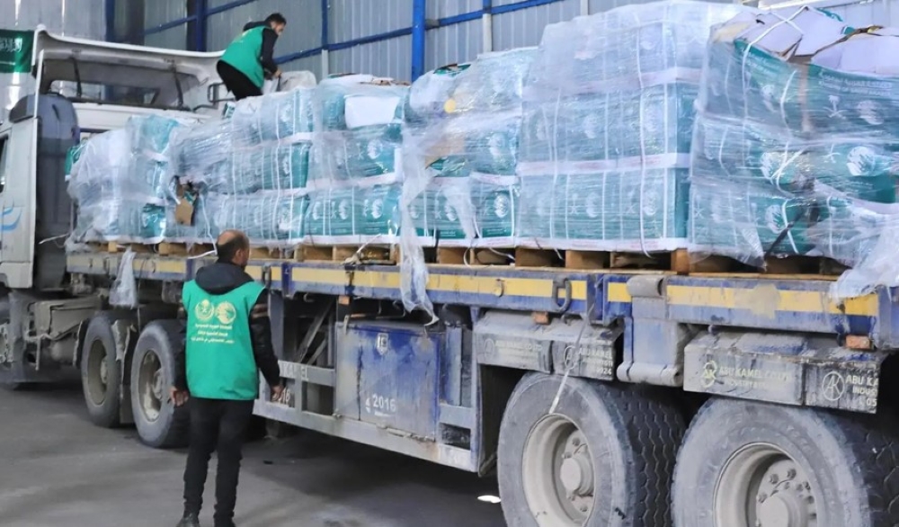 وصول قافلة مساعدات سعودية جديدة إلى وسط غزة عبر مركز الملك سلمان