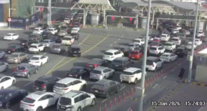 زحام جسر الملك فهد: زمن العبور يرتفع وحلول نفاذ الذكية