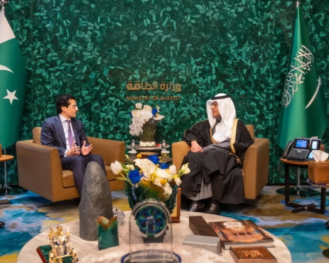 Saudi Energy Minister discusses strengthening oil cooperation with Pakistan
