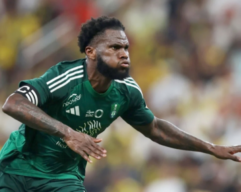 فرانك كيسيه يعود لتدريبات الأهلي قبل لقاء الخلود - تفاصيل