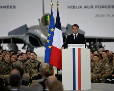 Macron announces deployment of troops to Greenland and a huge defense budget