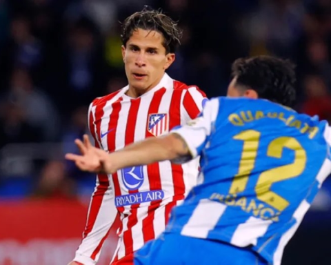 جوليانو سيميوني يجدد عقده مع أتلتيكو مدريد حتى 2030