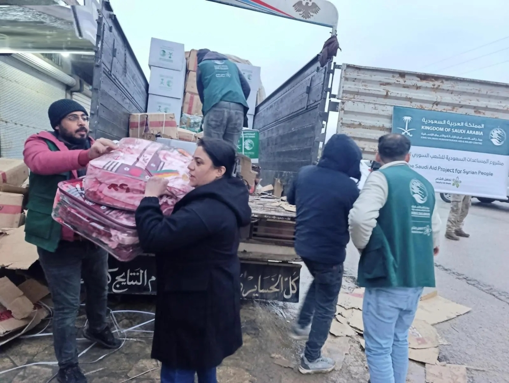 مركز الملك سلمان يوزع 560 بطانية للنازحين في حلب