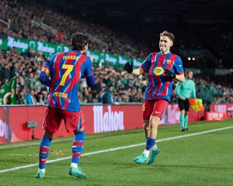 برشلونة يهزم راسينج سانتاندير 2-0 ويتأهل لربع نهائي الكأس