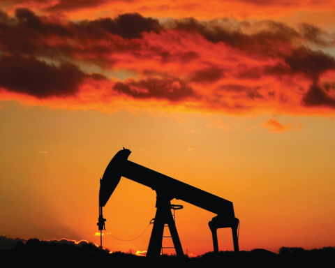 Oil prices fell 4% at settlement after five days of gains