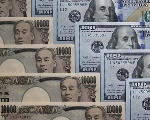 The yen rose against the dollar, while global currencies remained stable