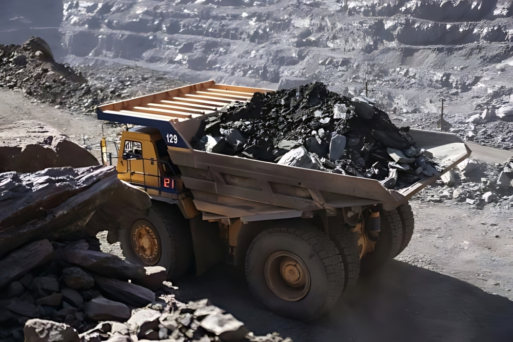 وزير الصناعة يبحث تعزيز التعاون التعديني في مؤتمر الرياض