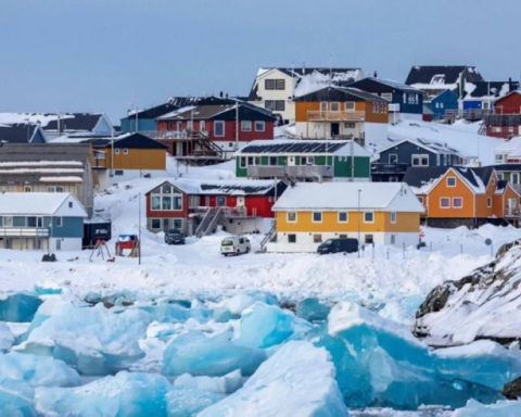 Trump threatens tariffs to control Greenland