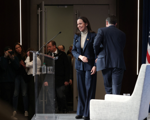 لجنة نوبل تعلق على إهداء ماتشادو ميداليتها لترامب