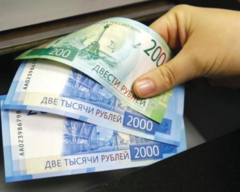المركزي الروسي يرفع سعر الروبل أمام الدولار واليورو
