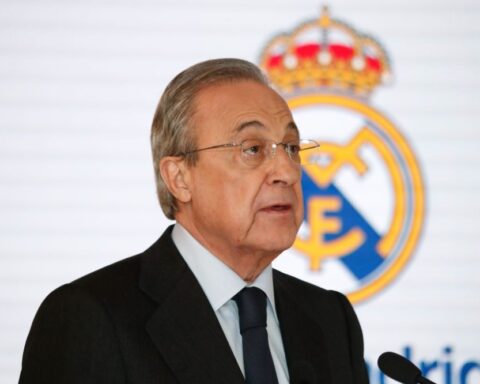 جماهير ريال مدريد تطالب باستقالة بيريز بعد الخسارة من برشلونة