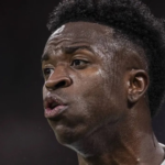 انهيار فينيسيوس جونيور بالبكاء في البرنابيو ومساندة مبابي له