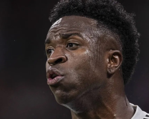 انهيار فينيسيوس جونيور بالبكاء في البرنابيو ومساندة مبابي له