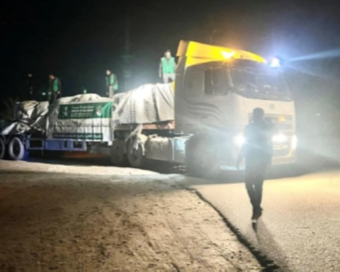 وصول قافلة مساعدات سعودية لغزة: كسوة شتاء ودعم نفسي للأطفال